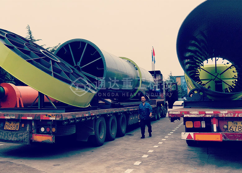 三亞客戶粉狀有機肥生產線發貨現場-履帶式翻堆機 三亞客戶粉狀有機肥生產線發貨現場-履帶式翻堆機